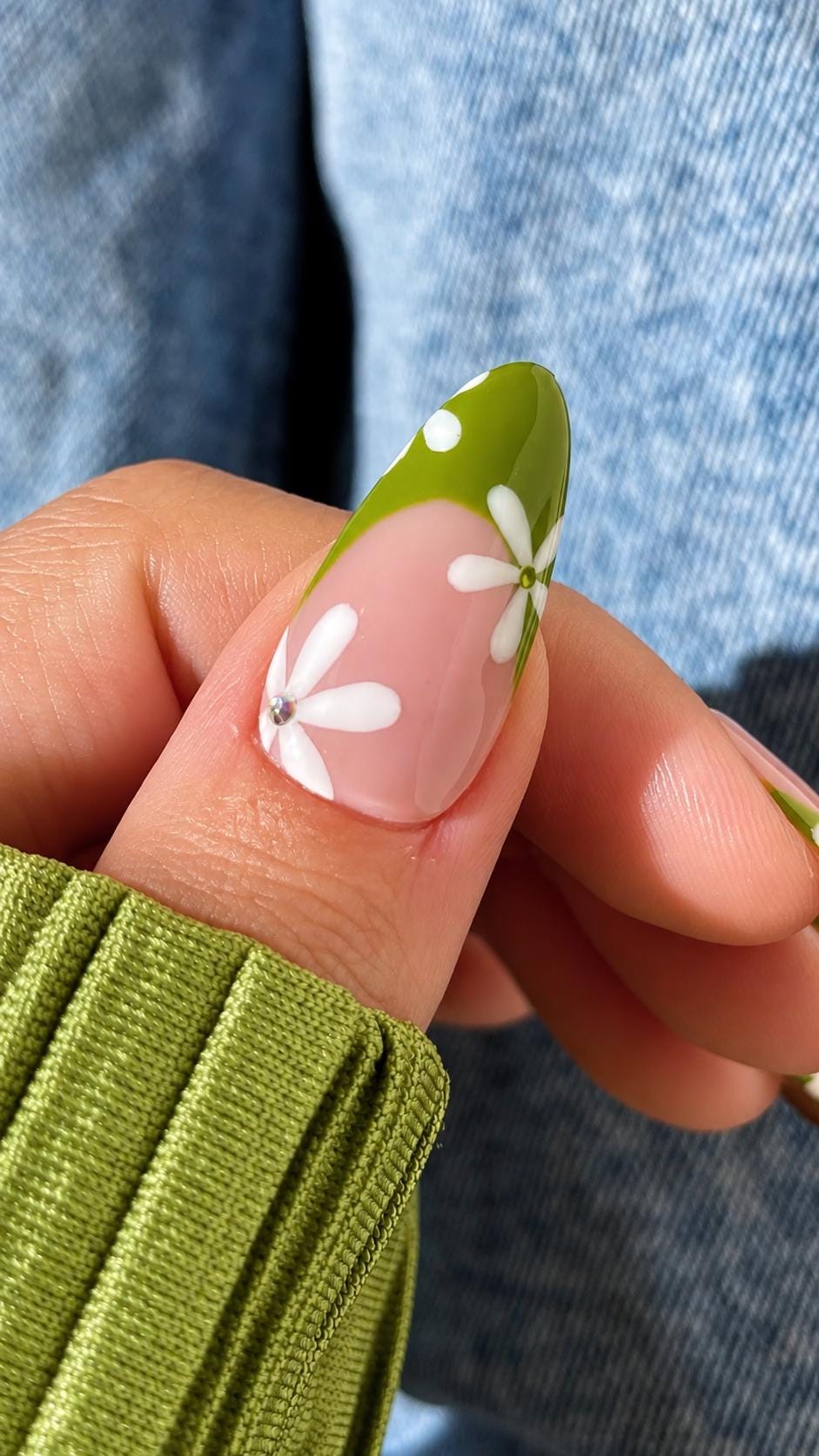Green Floral Press-On Nails – White Daisy Almond – Green French Tip
