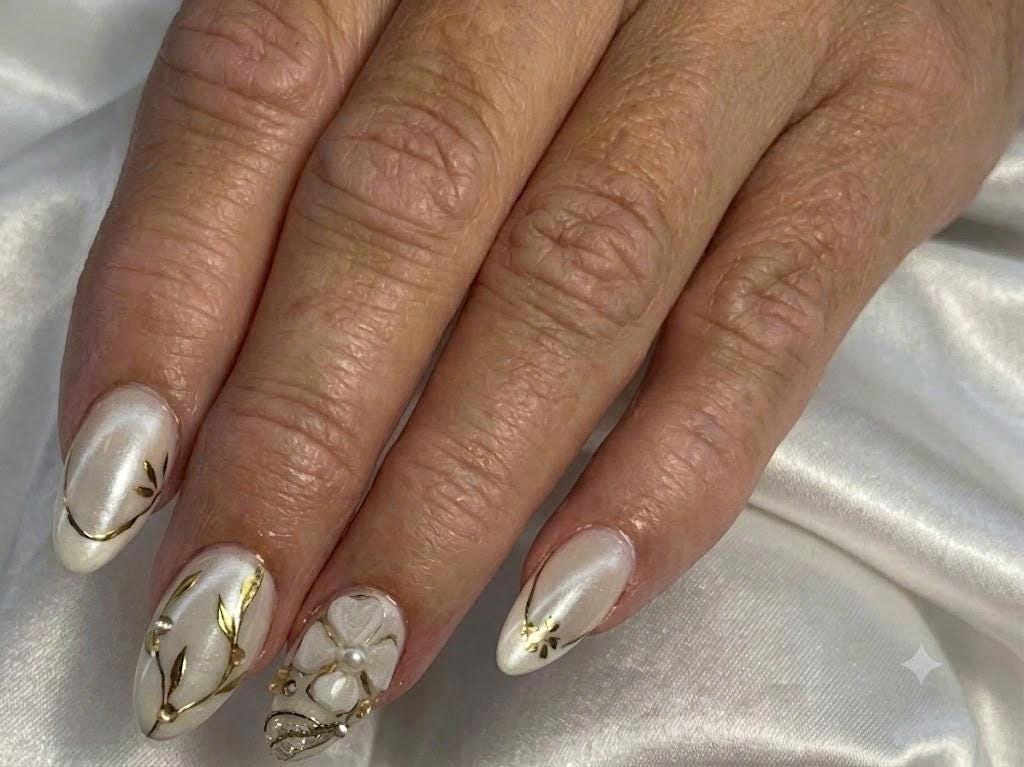 White Floral Press-On Nails – 3D Flower – Gold Chrome Almond