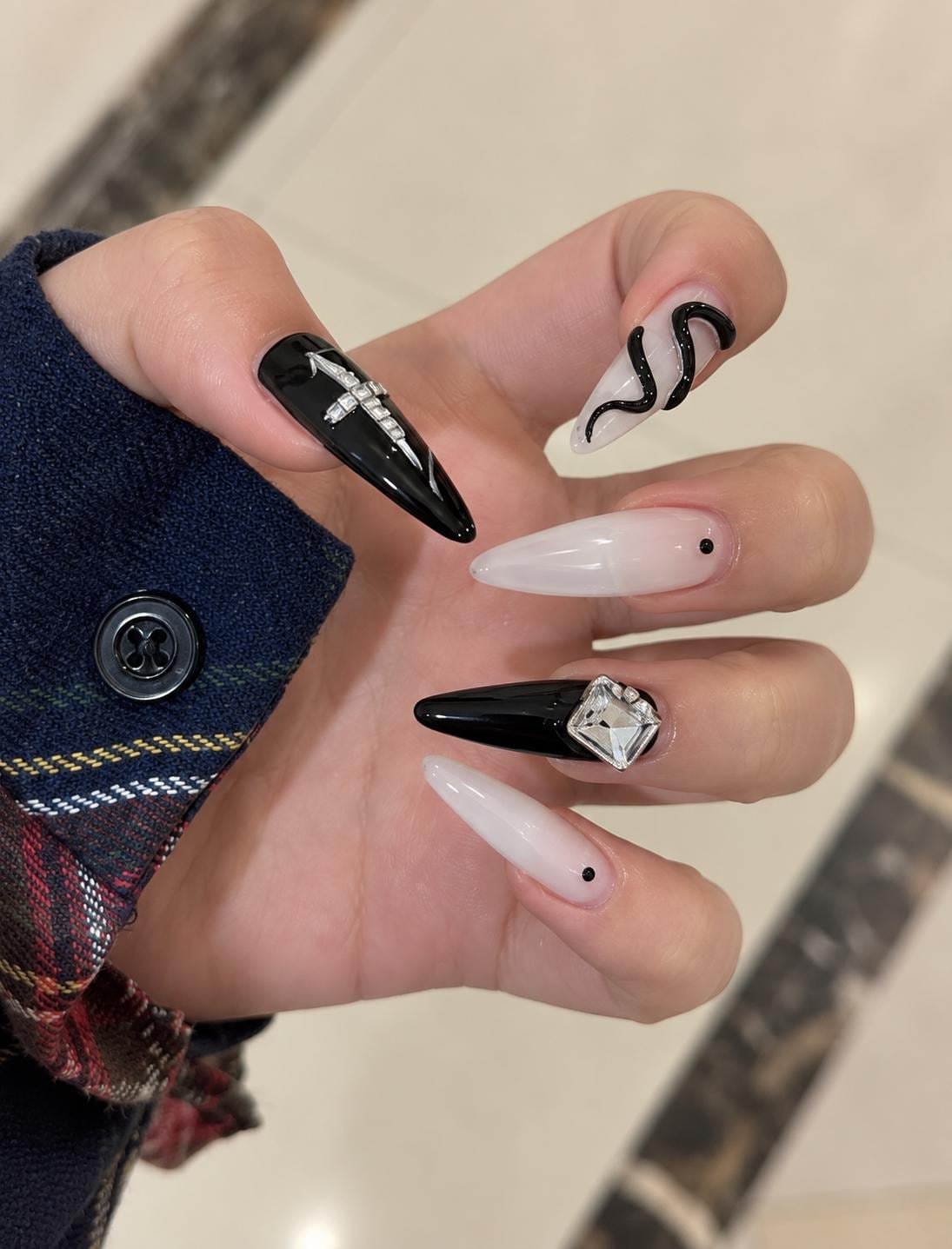Black & White Press-On Nails – Silver Snake Details – 3D Rhinestone
