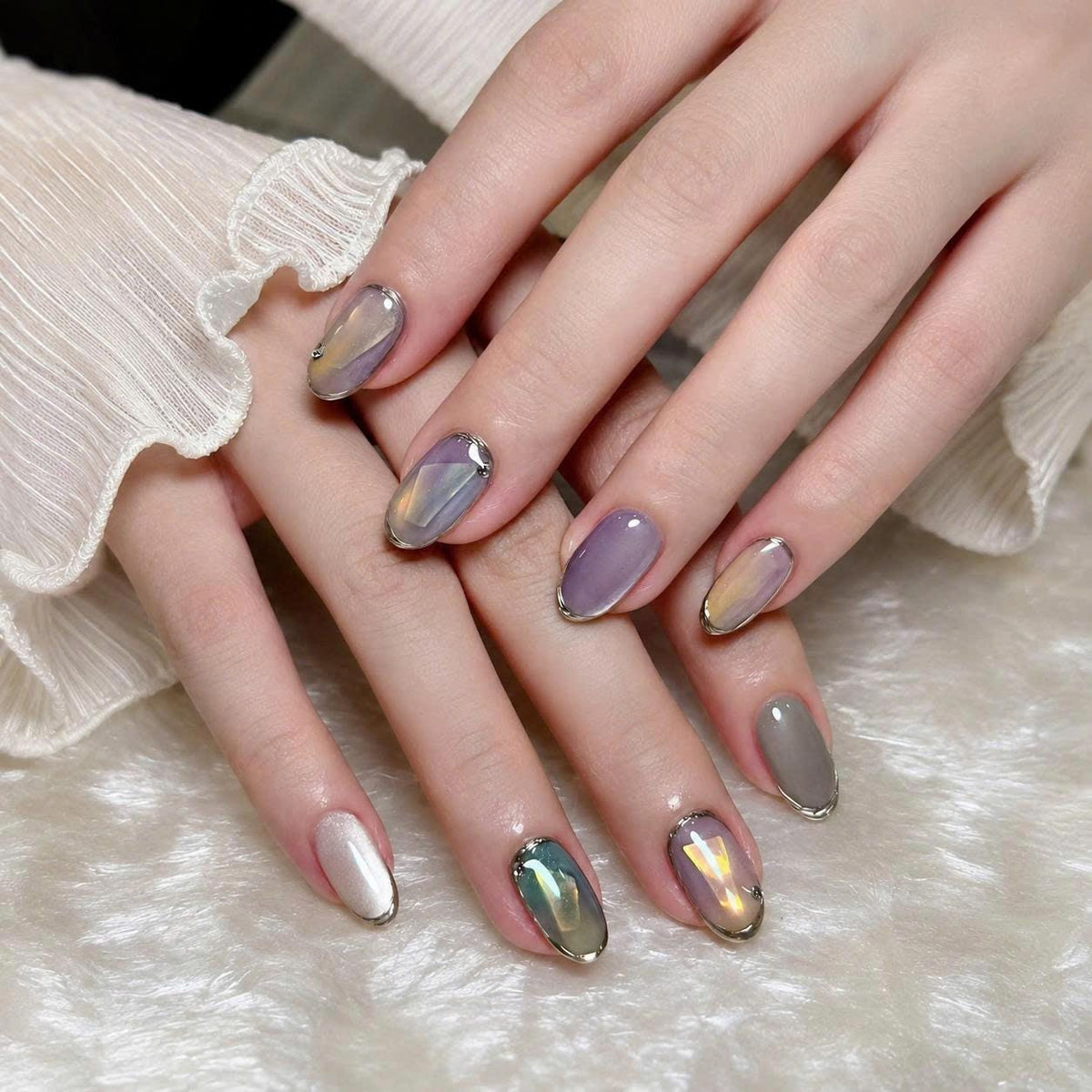 Pastel Cat Eye Press-On Nails – Aurora Gradient Short Oval – Silver Chrome Iridescent