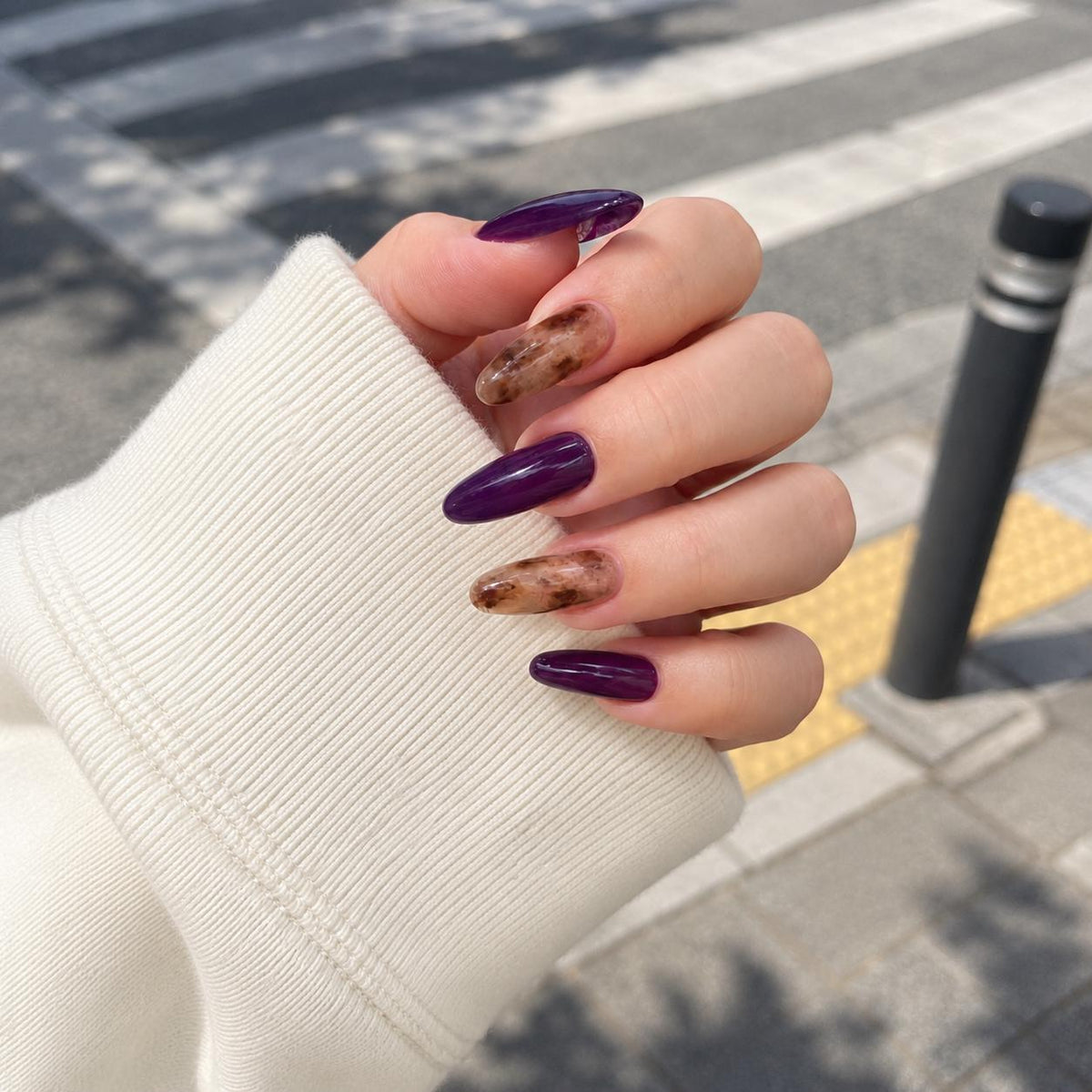 Dark Purple Press-On Nails – Brown Marble Details – Tortoise Shell Almond
