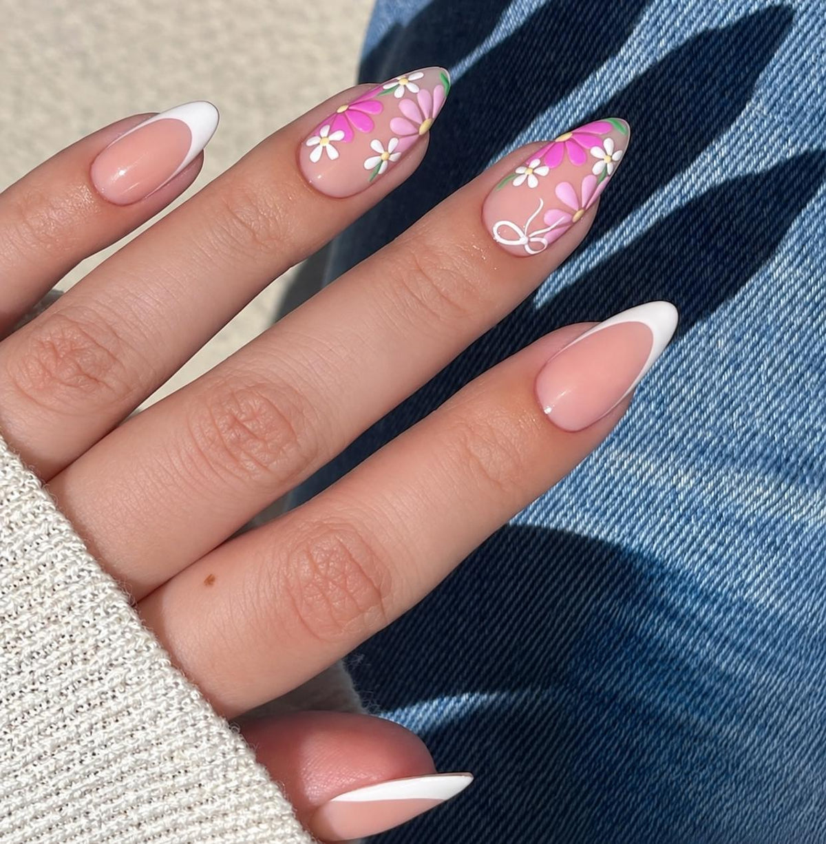 Floral Press-On Nails – Pink Daisy Details – White French Tip Almond