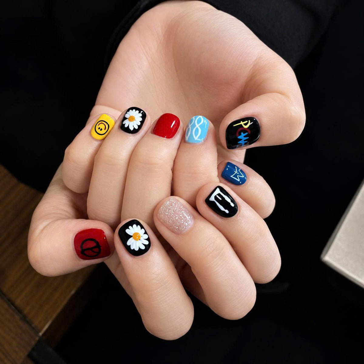 Pop Art Press-On Nails – Colorful Graffiti Daisy – Smiley Face Details