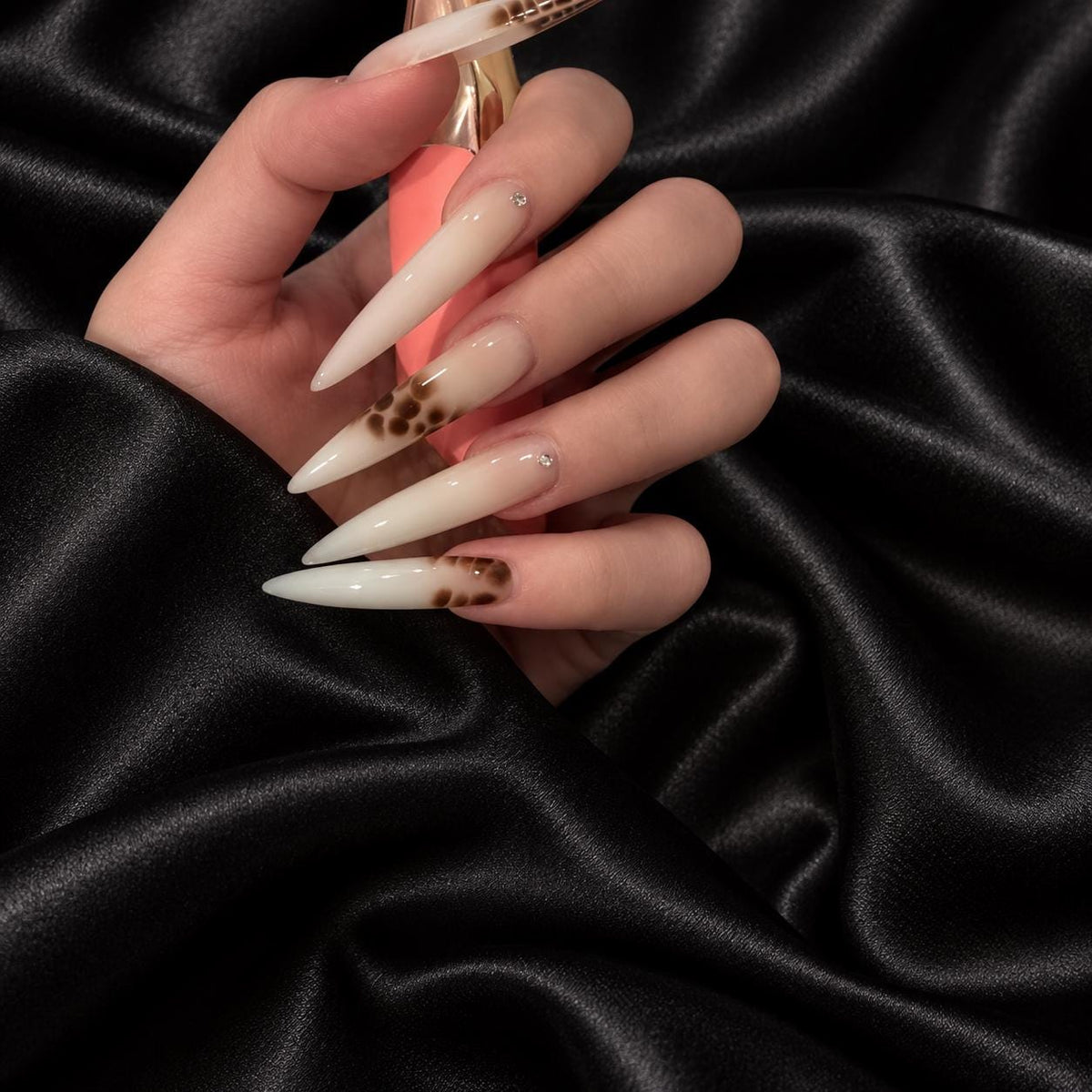 Brown Aura Y2K Press-On Nails – Milky White Airbrush Gothic