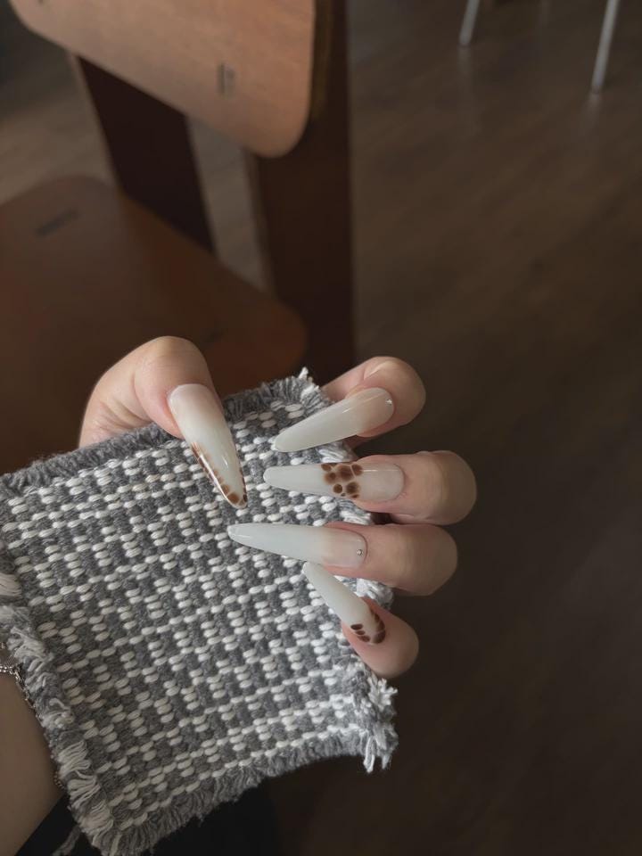 Brown Aura Y2K Press-On Nails – Milky White Airbrush Gothic