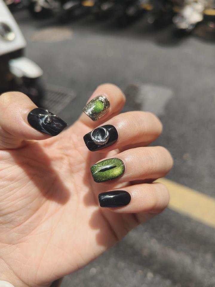 Green Cat Eye Press-On Nails – Black & Silver Gothic Halloween