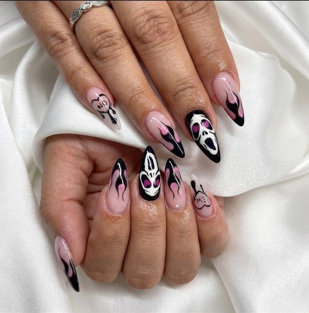 Scream Press-On Nails – Pink Flame – Ghostface
