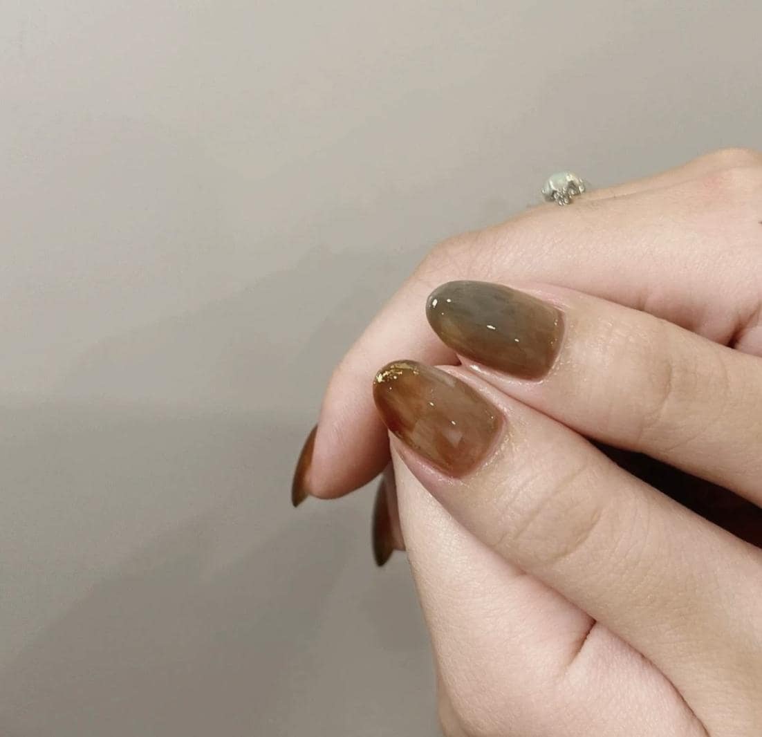 Amber Tortoiseshell Press-On Nails – Smoky Olive Brown Gradient – Gold Foil Chrome