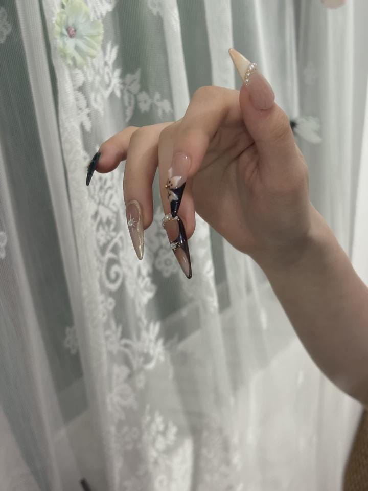 Brown Floral Press-On Nails – Pearl & Gold Vintage – Elegant Nude Stiletto