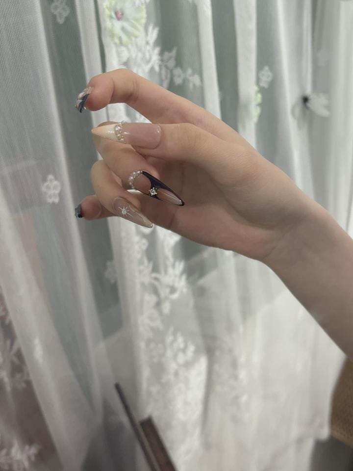 Brown Floral Press-On Nails – Pearl & Gold Vintage – Elegant Nude Stiletto