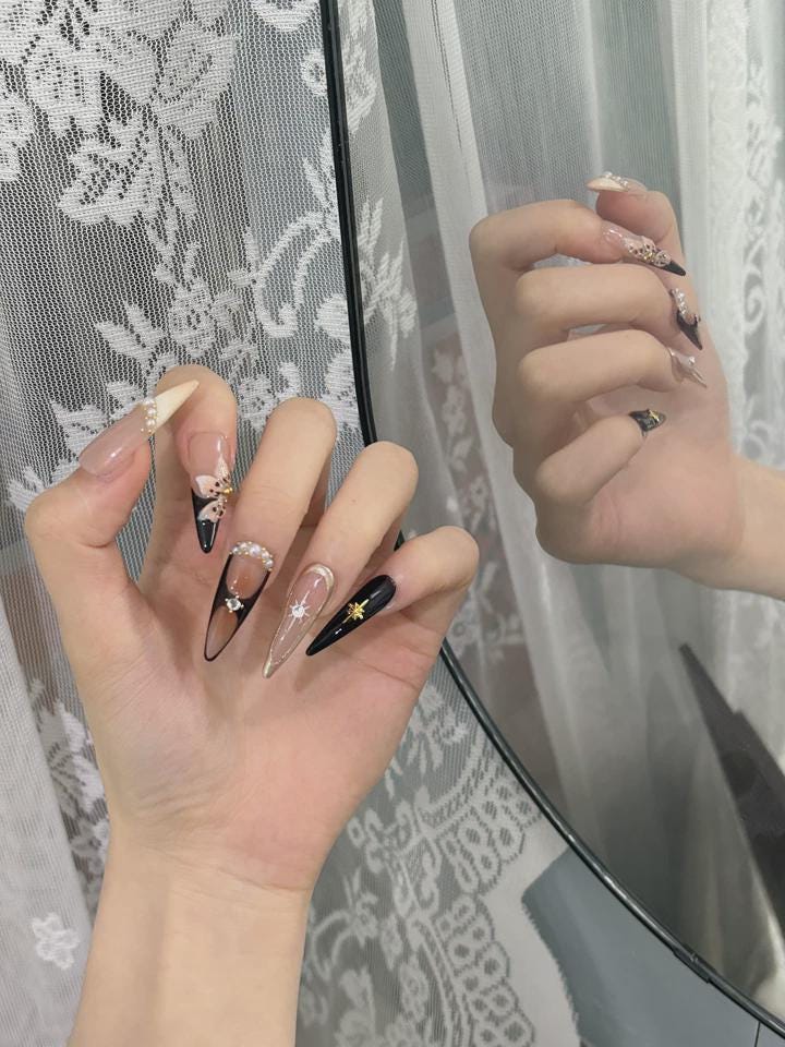 Brown Floral Press-On Nails – Pearl & Gold Vintage – Elegant Nude Stiletto